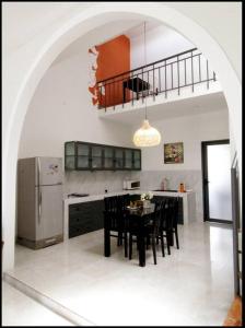 Trà VinhVilabasi Cổ Tháp的厨房配有桌椅和冰箱。
