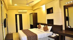乌代浦Shree Narayana Hotel-BAR-Rooftop Terrace-Disc的酒店客房,配有床和镜子