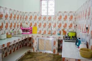 帕杰MOYOWANGU HOUSE PAJE的瓷砖厨房配有水槽和台面