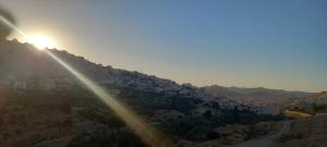 瓦迪穆萨Petra Gardens的享有山丘和日落美景