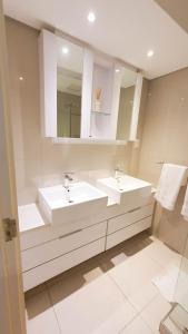 哈博罗内iTowers Studio-Suite的浴室设有2个水槽和2面镜子