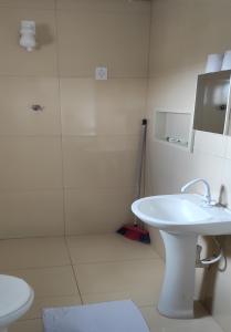 RemígioPousada Ramon的浴室配有白色水槽和淋浴。