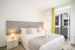 法兰西堡Carré d'as的卧室设有一张白色大床和一扇窗户。