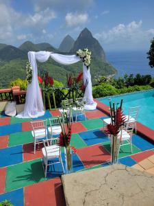苏弗里耶尔Samfi Gardens的婚礼在游泳池旁的色彩缤纷的地板上举行