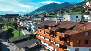 菲根AlpenLuxus' OLDWOOD CHALET with balcony & car park的享有城市的空中景致,设有房屋和山脉