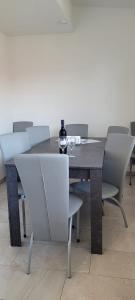 穆勒克Ferienwohnung Stoisser的餐桌、椅子和一瓶葡萄酒