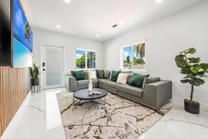 迈阿密Modern Chic Retreat Pool Full amenities backyard L10的客厅配有沙发和桌子