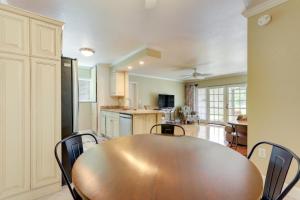 萨拉索塔Welcoming Sarasota Vacation Rental with Pool!的厨房以及带木桌和椅子的用餐室。