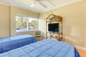 萨拉索塔Welcoming Sarasota Vacation Rental with Pool!的一间卧室配有一张床和一台平面电视