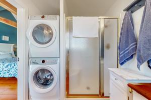 WiscassetTopgallant的洗衣房配有洗衣机和烘干机