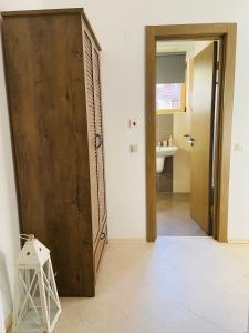 班斯科Studio Chalet 13, St John Park Bansko的一间带大木门和卫生间的浴室