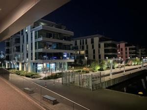 格丁尼亚Modern Vero Apartments Yacht Park的城市建筑物的夜景