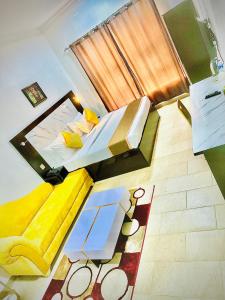 伊凯贾Posh Hotel and Suites Ikeja的卧室配有两张床和地毯,享有风景。
