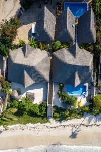 平圭Bitcoin Beach Hotel Zanzibar的屋顶房屋的空中景观