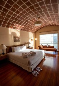 阿雷基帕BTH Hotel Arequipa Lake的卧室设有一张白色大床和横梁天花板