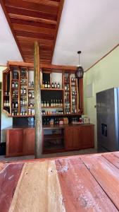 阿鲁沙Skill forest lodge的一间设有木制橱柜和冰箱的酒吧