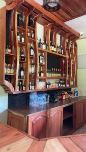 阿鲁沙Skill forest lodge的一间酒吧,配有木制橱柜和酒瓶