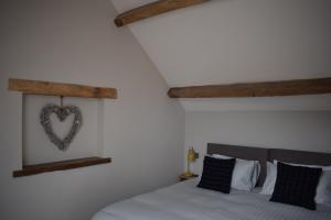 阿伯加文尼Cowshed in the Black Mountains的卧室配有一张位于墙上的床铺。