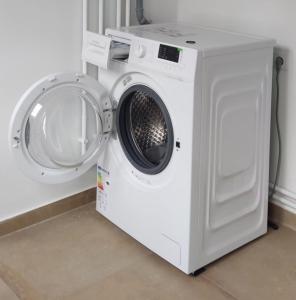 巴亚马雷Apartment Iris bedroom living and parking voucher vacanță的洗衣机旁的白色洗衣机