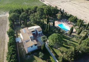 切里尼奥拉Il Borgo Suite的享有带游泳池的房屋的空中景致