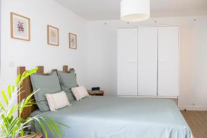 BouillarguesJoli nid douillet proche Nîmes的一间卧室配有一张带蓝色床单的大床
