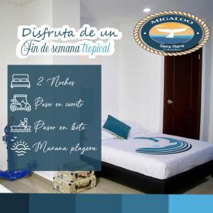 Puerto de GairaMigaloo Hostal Rodadero的一张在房间带一张床的酒店标志
