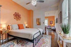 温泉城Clementine Bungalow Downtown Hot Springs的一间卧室设有一张床和一间客厅。