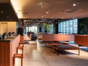 泉佐野REF Kanku-Izumisano by VESSEL HOTELS的餐厅设有酒吧和桌椅