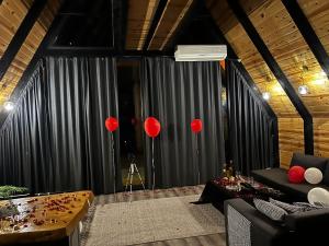 特拉布宗Gohali Bungalov的一间客厅,配有红色气球和舞台