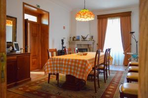 LandimSolar da Saudade的厨房以及带桌椅的用餐室。