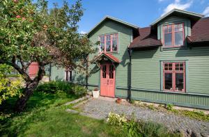 龙讷比Modern house in Ronneby near lake and sea的一座带红色门的绿色房子