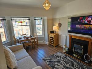 Llandrillo-yn-RhôsHarbour View Apartment的带沙发和电视的客厅