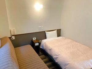 奈良Hotel Hanakomichi - Vacation STAY 27567v的酒店客房,设有两张床和镜子