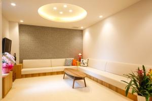 奈良Hotel Hanakomichi - Vacation STAY 27567v的带沙发和桌子的等候室