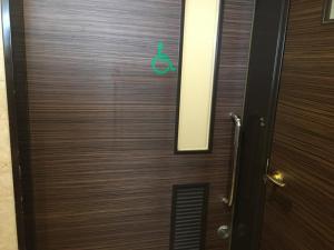 鸟栖市Sun Hotel Tosu Saga - Vacation STAY 49480v的木门上带有绿色标志
