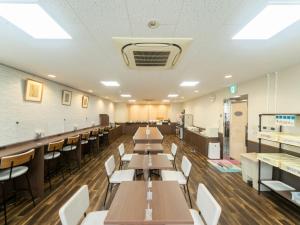 鸟栖市Sun Hotel Tosu Saga - Vacation STAY 49482v的一间带桌椅的用餐室和一间自助餐厅