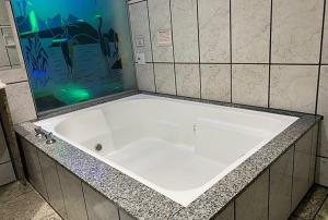 圣保罗MOTEL 2000的浴室内设有大型白色浴缸。