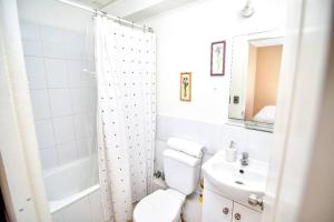库里科Cómodo departamento en Curicó的白色的浴室设有卫生间和水槽。