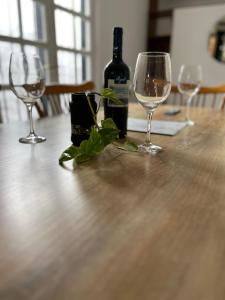 卢汉德库约Complejo Lamadrid - semiprivado的一张桌子,上面放有两杯酒和一瓶葡萄酒