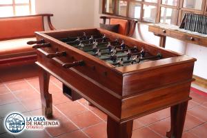 奥塔瓦洛La Casa de Hacienda的房间里的木桌上足球