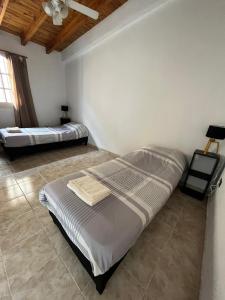 卢汉德库约Complejo Lamadrid - semiprivado的一间卧室设有两张床和天花板