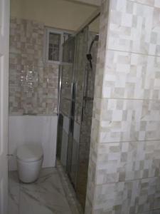 Arnos ValeArk Royal of the Caribbean的带淋浴和卫生间的浴室