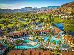 兰乔米拉日拉斯帕尔马斯全牧场度假酒店&Spa的享有度假村游泳池的空中景致