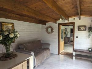 LymingeGorgeous countryside cabin的客厅配有沙发和桌子