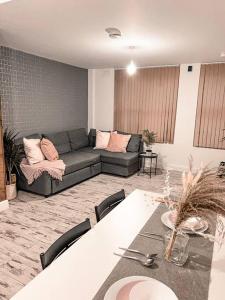 莱斯特Newly furnished Apartment, Leicester City Centre的客厅配有沙发和桌子