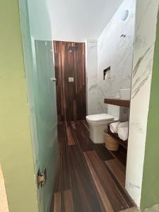 Habitación Japandi con baño privado的一间浴室