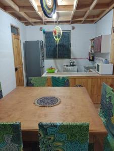 HorconCasa Tricahuelqui的一间带木桌和椅子的厨房和一间带厨房的厨房