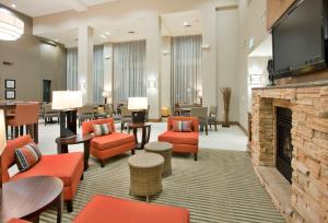 格伦代尔汉普顿酒店及套房－凤凰城格伦代尔－梅龙镇的酒店大堂设有壁炉和桌椅