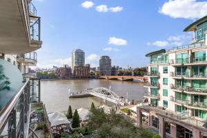 伦敦Vauxhall large 2bedroom Central London with amazing River View Panoramic Balcony的享有河流、桥梁和建筑的景色