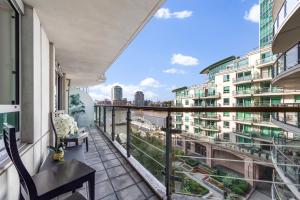 伦敦Vauxhall large 2bedroom Central London with amazing River View Panoramic Balcony的享有建筑景致的阳台